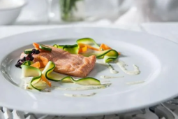 Smażony filet z łososia w sosie ze szczawiem i cukinia saute