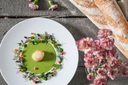 St. Jacques z sosem ziołowym i sałatką z ziół