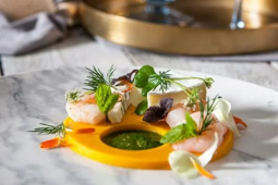 Sałatka z krewetek i sera pleśniowego z kremem z marchewki w auszpiku i sosem vinaigrette