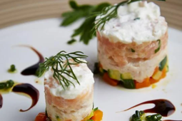 Tatar i rillette z różowego pstrąga pod kapeluszem ze śmietanki