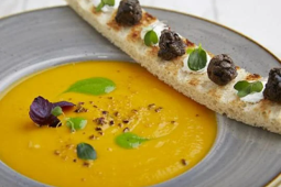 Zupa krem z marchewki i grzanką z oliwek i filecików anchois