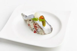 Tatar ze śledzi z marynowanymi filetami śledziowymi