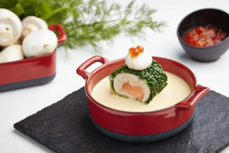 Zupa rybna z musem z sandacza w kapuście włoskiej z pieczarkami i ikrą z łososia