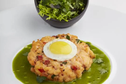 Hamburger z łososia i z sadzonym jajkiem przepiórczym oraz ziołowym vinaigrette