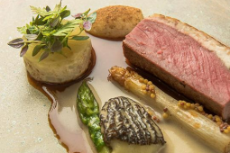 Jagnięcina z mousseline z wędzonego boczku