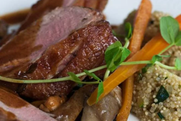 Grzyby z kaczką z dodatkiem komosy ryżowej i cukinii