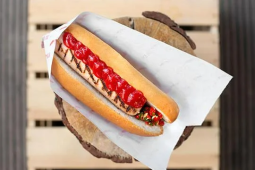 Hot dog z białą kiełbaską