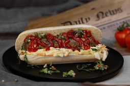 Hot-dog z grillowaną wegańską kiełbaską, sałatką coleslaw i salsą ogórkową