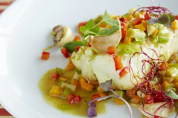 Grzbiet dorsza duszony w bulionie z kurczaka z pieczonym czosnkiem i czerwoną papryką