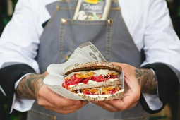 Kanapka żytnia z pastrami i kapustą kiszoną