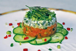 Tatar z łososia na sałatce z ogórka świeżego i sosem majonezowo czosnkowym