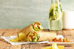 Tortilla Wrap z grillowanymi filetami wegetariańskimi, świeżymi warzywami i salsą z pomidora