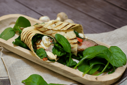 Tortilla z kaczką, szpinakiem, serem halloumi i sosem tatarskim