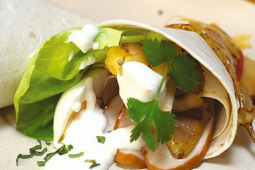 Tortilla z wędzonym kurczakiem i sosem czosnkowym z owocami