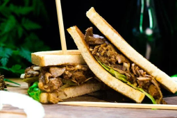 Tost z szarpaną wołowiną i sosem BBQ