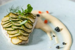 Turbot w łusce z cukinii z sosem bearnaise aromatyzowanym wywarem rybnym z czarnym i czerwonym kawiorem