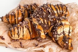 Rogaliki drożdżowe z KITKAT Spread