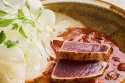 tuńczyk w sosie pomidorowym