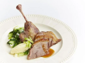 Gęś confit z sosem perigoudine podane na smażone sałacie rzymskiej i ziemniakami purée