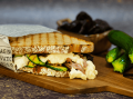 Sandwich z kaczką confit, grillowaną cukinią i suszona śliwką