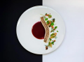 Smażony halibut podany z "polskim krupnikiem" i esencją z czerwonego wina