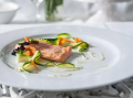Smażony filet z łososia w sosie ze szczawiem i cukinia saute