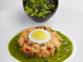 Hamburger z łososia i z sadzonym jajkiem przepiórczym oraz ziołowym vinaigrette
