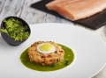 Hamburger z łososia i z sadzonym jajkiem przepiórczym oraz ziołowym vinaigrette