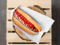 Hot dog z białą kiełbaską