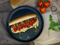 Hot-dog z grillowaną wegańską kiełbaską, sałatką coleslaw i salsą ogórkową