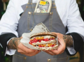 Kanapka żytnia z pastrami i kapustą kiszoną
