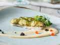 Turbot w łusce z cukinii z sosem bearnaise aromatyzowanym wywarem rybnym z czarnym i czerwonym kawiorem