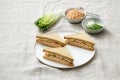 Sandwitch z GARDEN GOURMET® WEGAŃSKIM TUŃCZYKIEM  i ogórkiem 