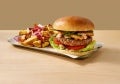 SENSATIONAL BURGER z krążkami cebulowymi i frytkami
